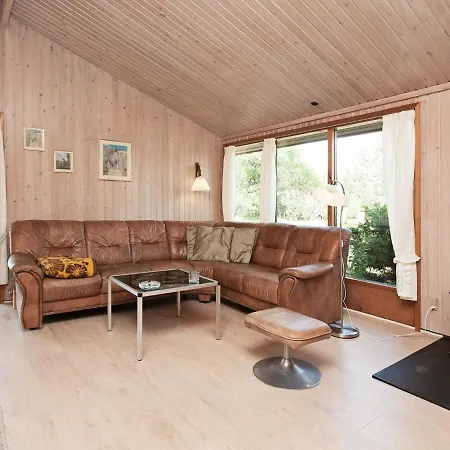 Two-bedroom Holiday In 16 * Kramnitse